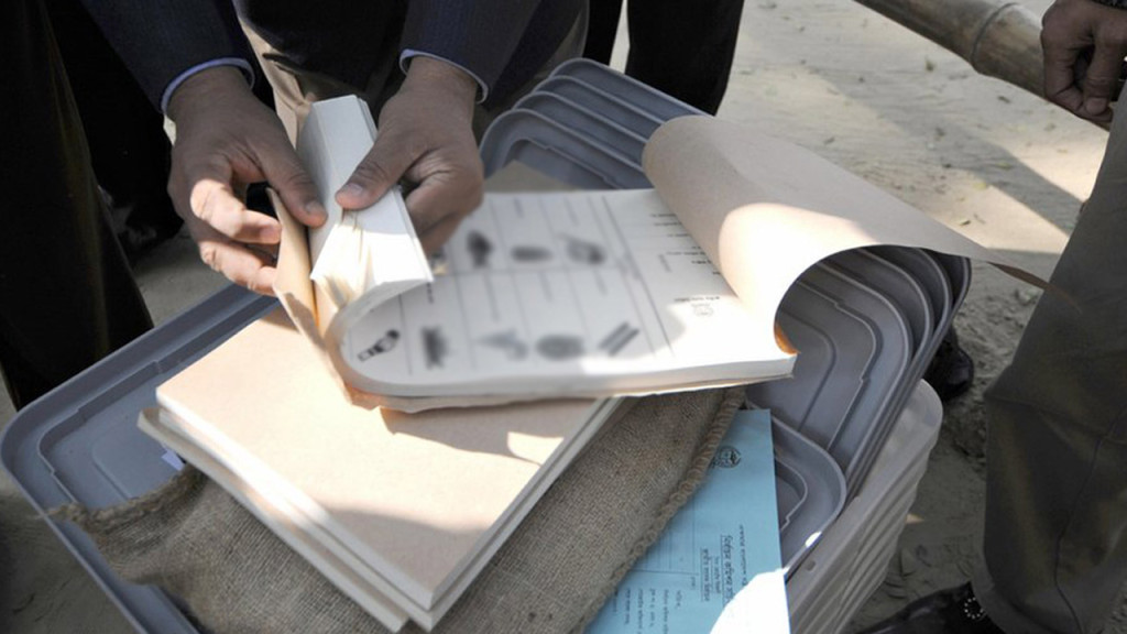 ১৩ জেলায় ব্যালট পেপার যাচ্ছে আজ