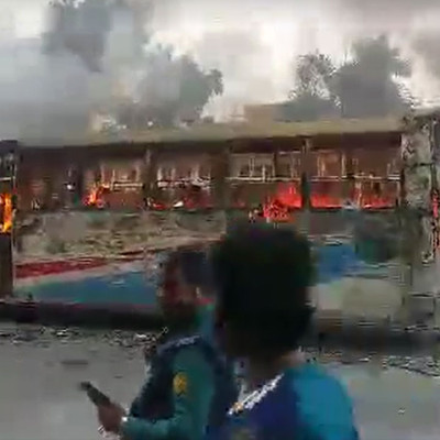 গুলিস্তান জিরো পয়েন্টে বাসে আগুন