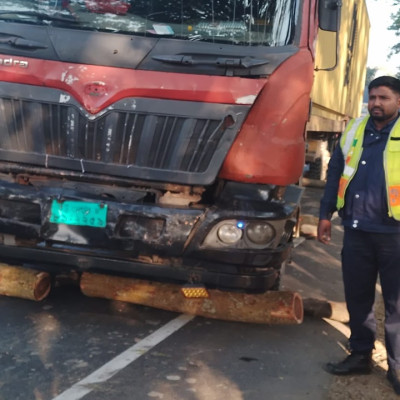 চট্টগ্রামে কাভার্ডভ্যান চাপায় প্রাণ গেল ৩ জনের
