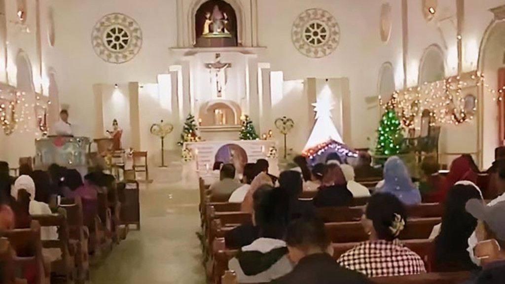 গির্জায় গির্জায় প্রার্থনার মধ্য দিয়ে বড়দিনের আনুষ্ঠানিকতা শুরু