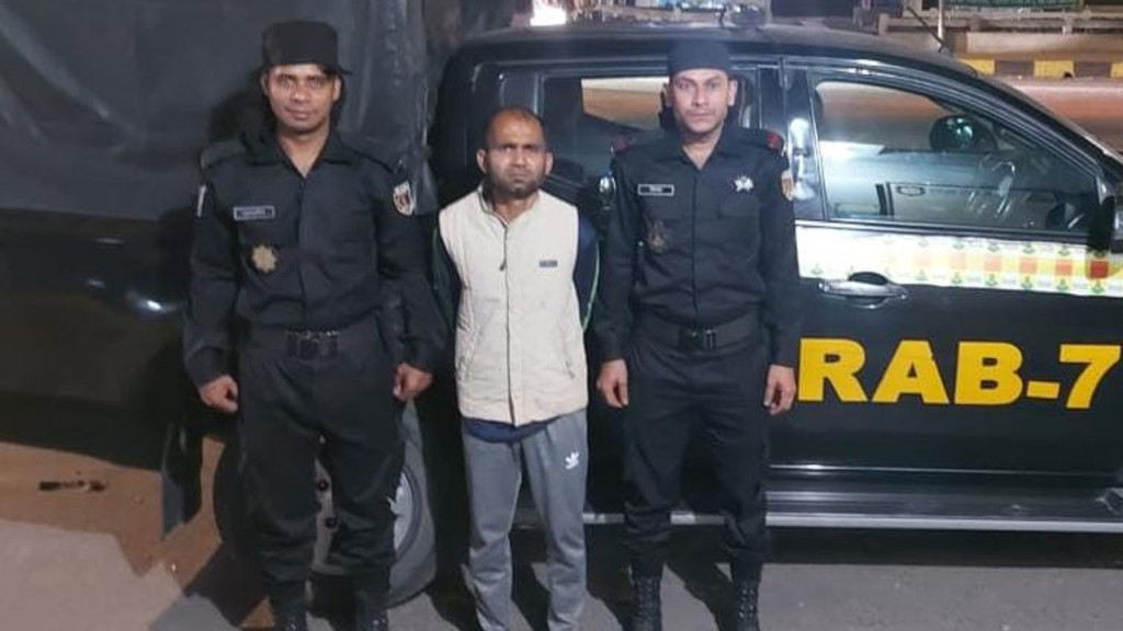 চট্টগ্রামে অস্ত্রসহ ৬ মামলার আসামি গ্রেপ্তার