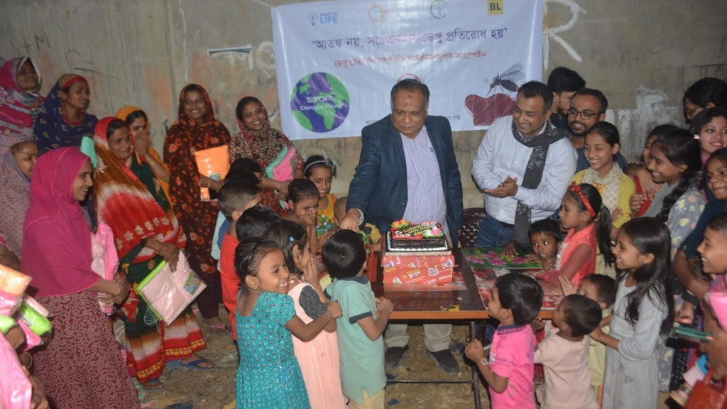 চট্টগ্রামে বস্তিতে মশারি ও স্যানিটারি ন্যাপকিন বিতরণ