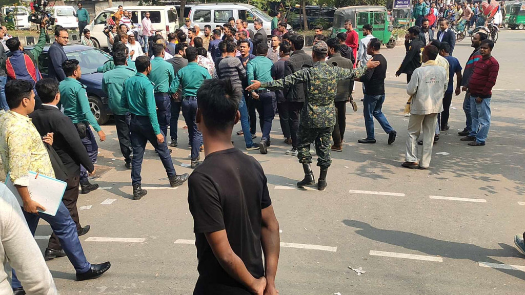 নির্বাচন ভবনের সামনে দু’পক্ষের হাতাহাতি, আটক ২