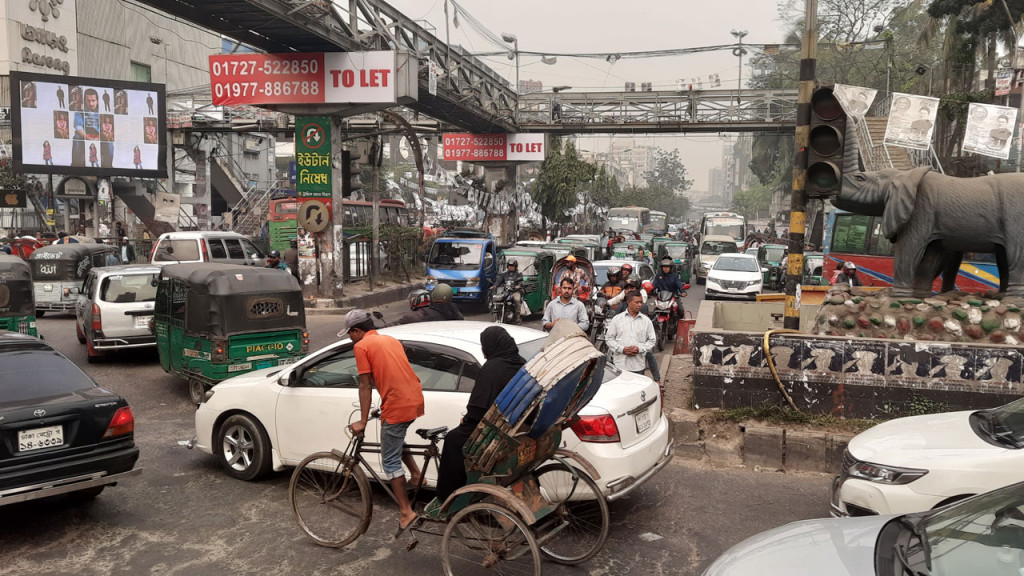 অসহযোগ ঘোষণার পর আজ প্রথম অবরোধ, প্রভাব নেই সড়কে