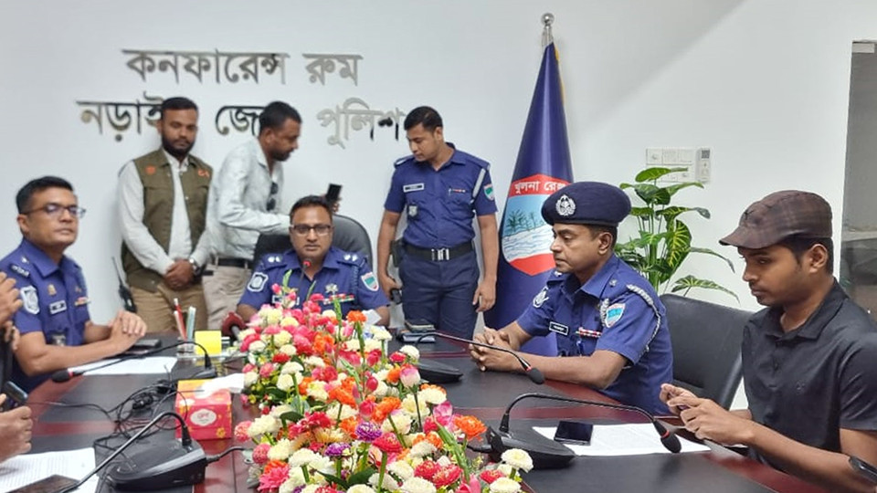 নড়াইলে আলিপ হত্যার রহস্য উদঘাটন: দুই ঘাতক গ্রেফতার