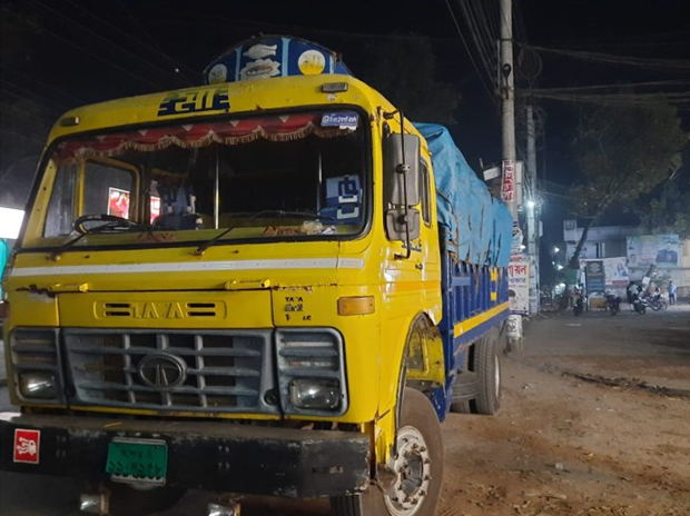 নড়াইলে ৪৪০ বস্তা টিএসপি সার আটক