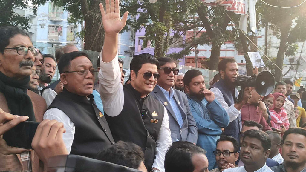 নির্বাচনী প্রচারণায় ফেরদৌস, সেলফিতেই আগ্রহী ভোটার