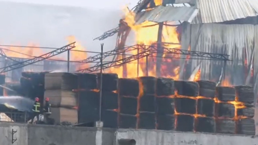 সাড়ে ৩ ঘণ্টায়ও নেভেনি গজারিয়ার আগুন, নিয়ন্ত্রণে ১২ ইউনিট