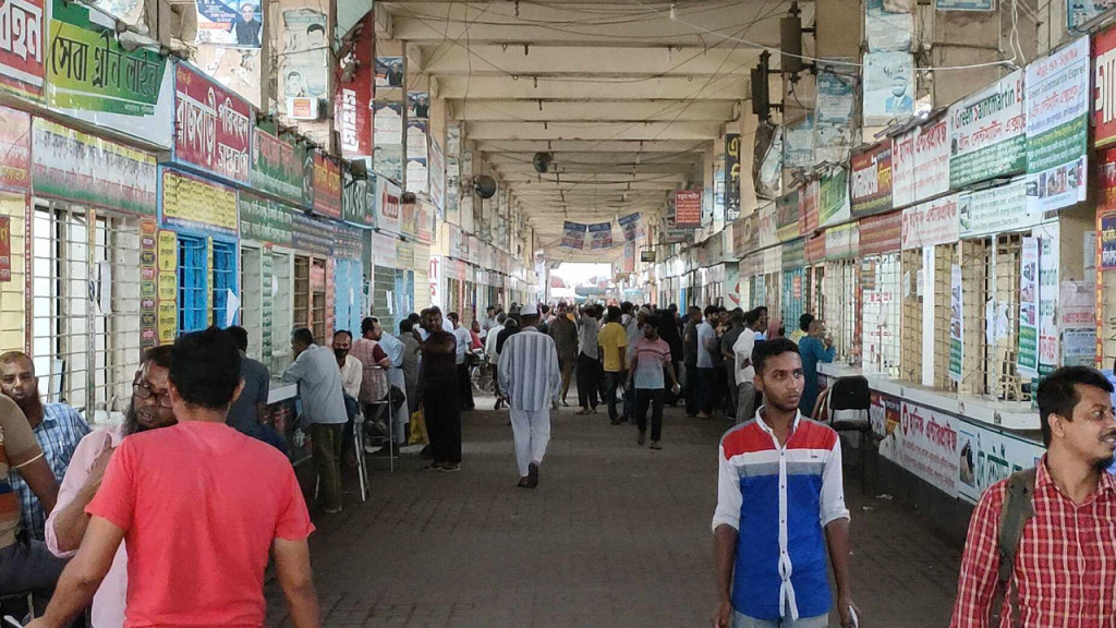 ছুটি শুরুর আগেই গাবতলীতে ঘরমুখো মানুষের ভিড়