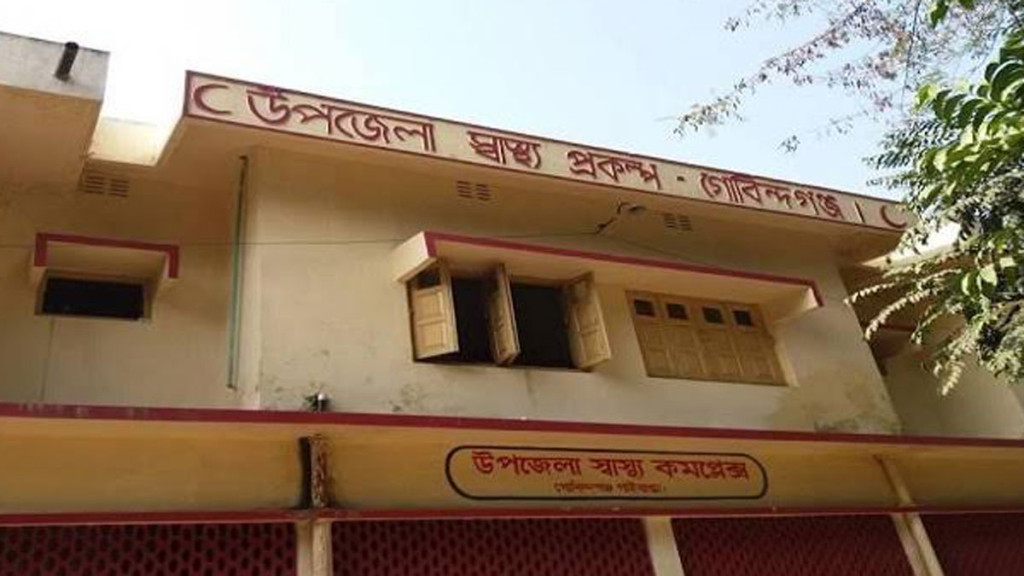 স্বামীকে বাঁচাতে গিয়ে প্রাণ গেল স্ত্রীর