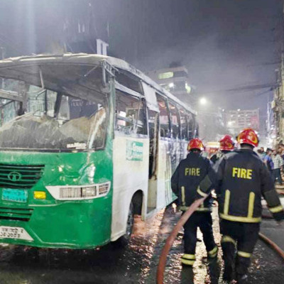 ৩০ মিনিটে রাজধানীতে তিন বাসে আগুন