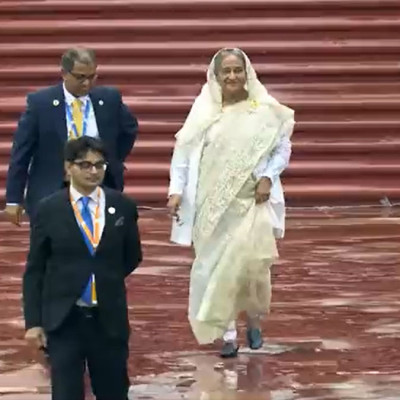 মহাত্মা গান্ধীকে শ্রদ্ধা জানাতে রাজঘাটে শেখ হাসিনাসহ বিশ্ব নেতারা