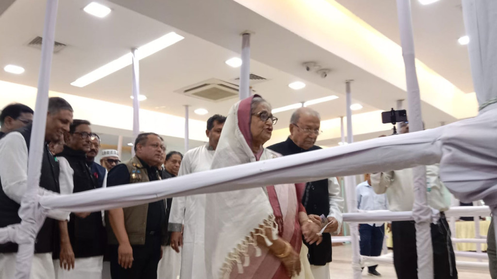 আ.লীগের মনোনয়ন ফরম বিক্রি শুরু, প্রথমটি শেখ হাসিনার