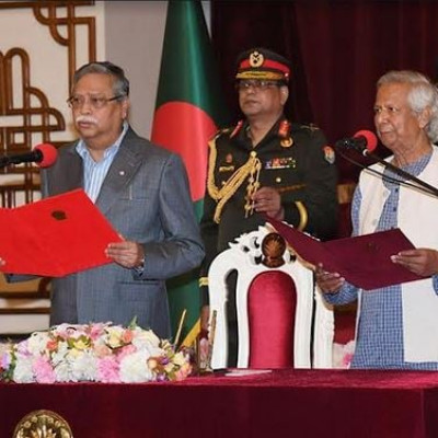 অন্তর্বর্তীকালীন সরকারের প্রধান হিসেবে শপথ নিলেন ড. মুহাম্মদ ইউনূস
