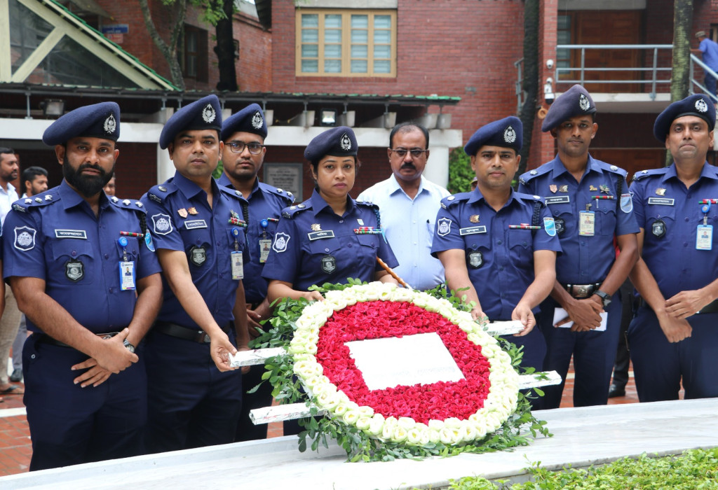 বঙ্গবন্ধুর সমাধিতে গোপালগঞ্জের নবাগত পুলিশ সুপারের শ্রদ্ধা