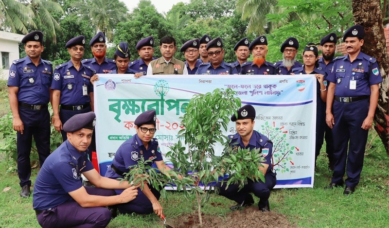 নড়াইল পুলিশ সুপারের উদ্যোগে বৃক্ষরোপন