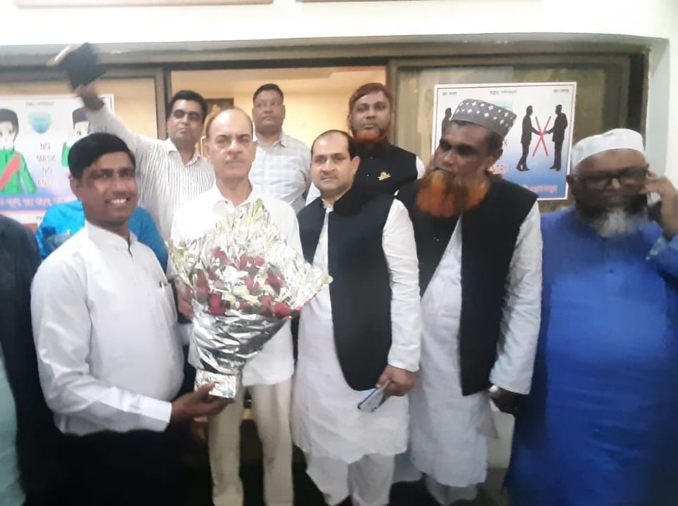মুহাম্মদ ফারুক খান এমপিকে গোপালগঞ্জ-১ আসনে পুনরায় মনোনয়ন দেওয়ায় নেতৃবৃন্দের ফুলেল শুভেচ্ছা জ্ঞাপন