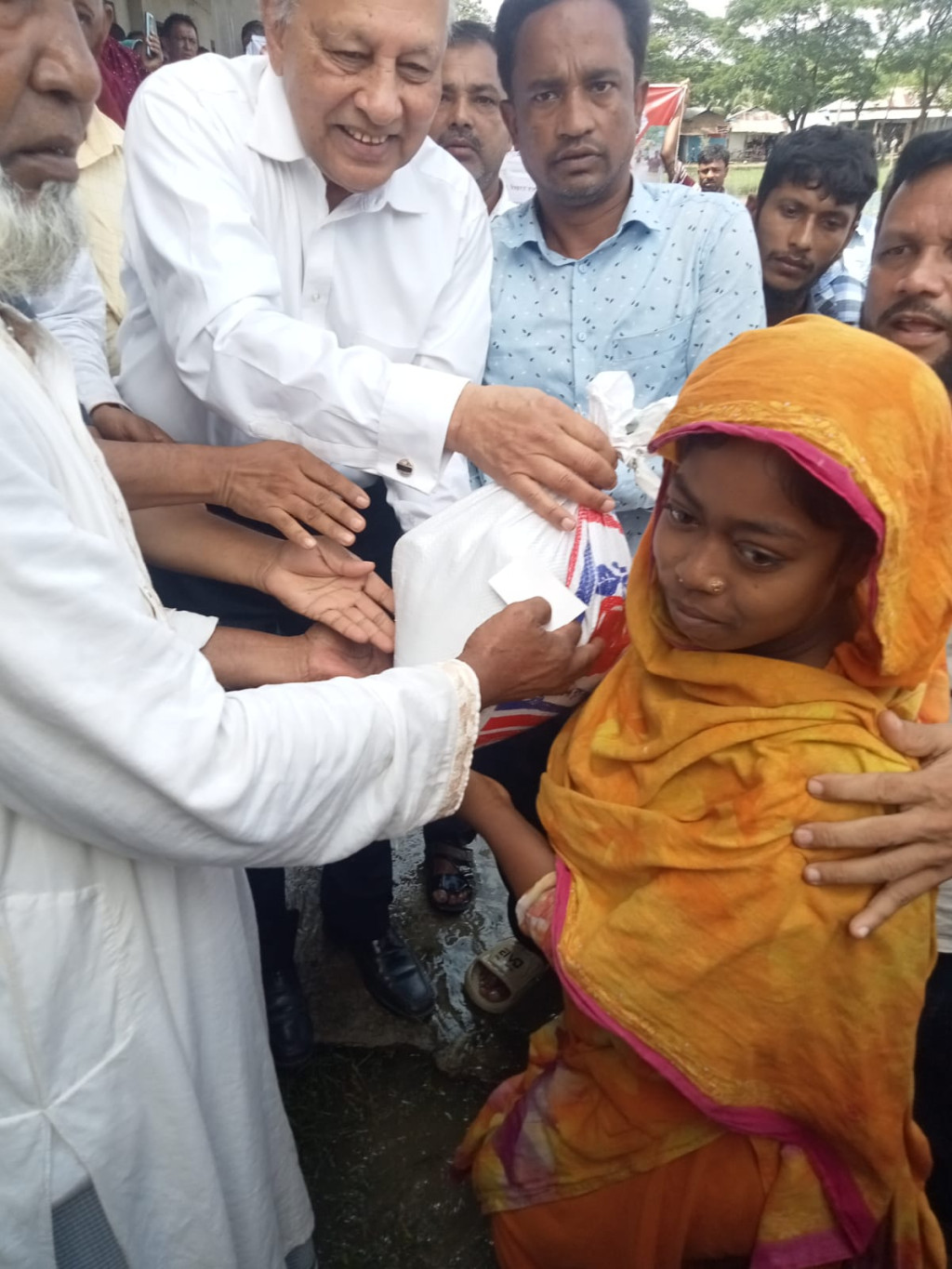 বন্যার্তদের মাঝে বিকল্পধারা বাংলাদেশের মেজর মান্নানের ত্রাণ বিতরণ