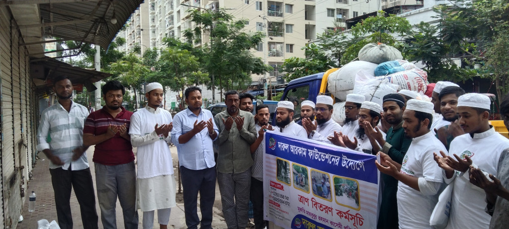 ত্রাণ নিয়ে ফেনীর পথে পল্লবীর যুবকরা