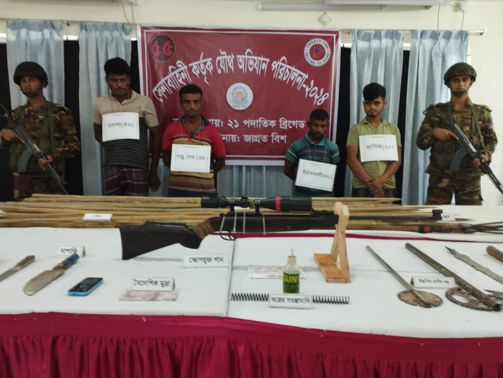 নড়াইলে সেনাবাহিনীর অভিযানে বিপুল দেশীয় অস্ত্র উদ্ধার, চারজন আটক