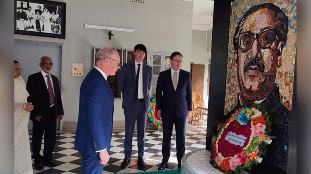 বঙ্গবন্ধুর প্রতিকৃ‌তিতে আইরিশ মন্ত্রীর শ্রদ্ধা