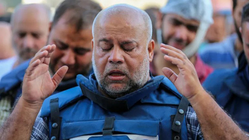 নিজে জানাজা পড়িয়ে স্ত্রী-সন্তানকে সমাহিত করলেন আলজাজিরার সাংবাদিক