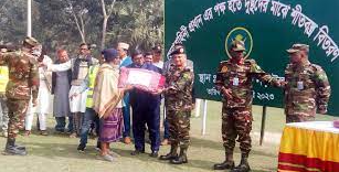 নড়াইলে ২৫০০ অসহায়কে কম্বল দিলেন সেনাপ্রধান