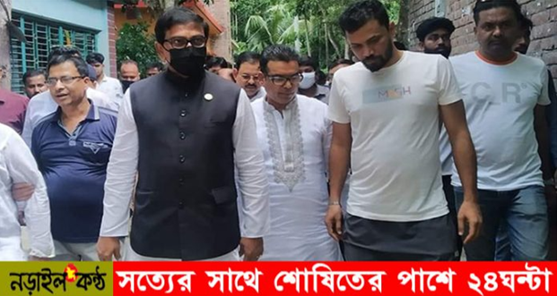 নড়াইলে হিন্দুদের ক্ষতিগ্রস্থ বাড়িঘর ও মন্দির পরিদর্শন করেছেন বাহাউদ্দিন নাছিম ও মোজাম্মেল হক