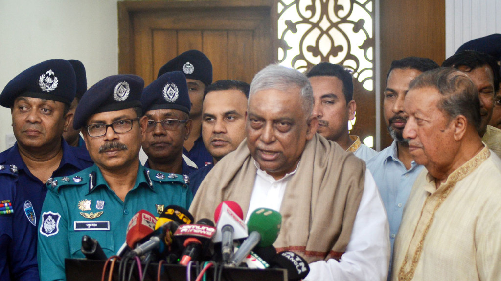 মিয়ানমার থেকে কেউ অস্ত্র নিয়ে প্রবেশ করতে পারবে না