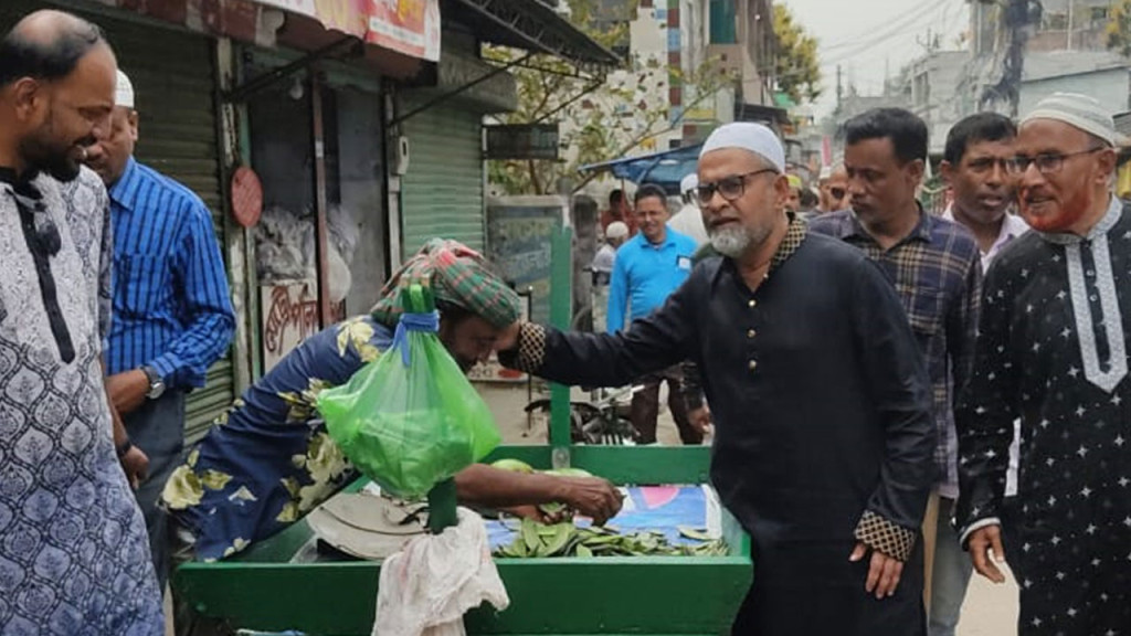 প্রধানমন্ত্রীর অনুদান মানুষের কাছে পৌঁছে দিলেন কামাল হোসেন