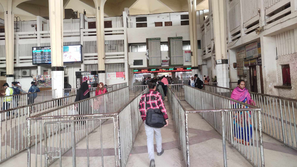 ট্রেন চলাচল স্বাভাবিক, আতঙ্কে যাত্রীরা