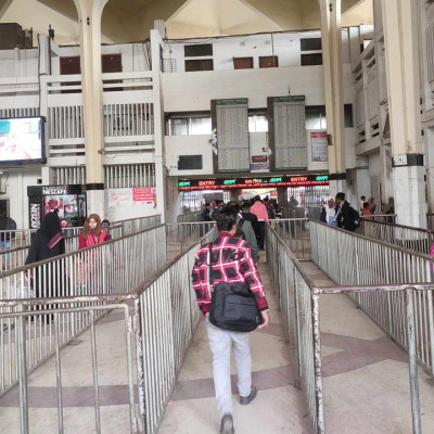 ট্রেন চলাচল স্বাভাবিক, আতঙ্কে যাত্রীরা