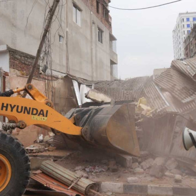 খালের জায়গায় নির্মাণাধীন ভবনসহ ৩টি স্থাপনা ভেঙে দিয়েছে ডিএনসিসি