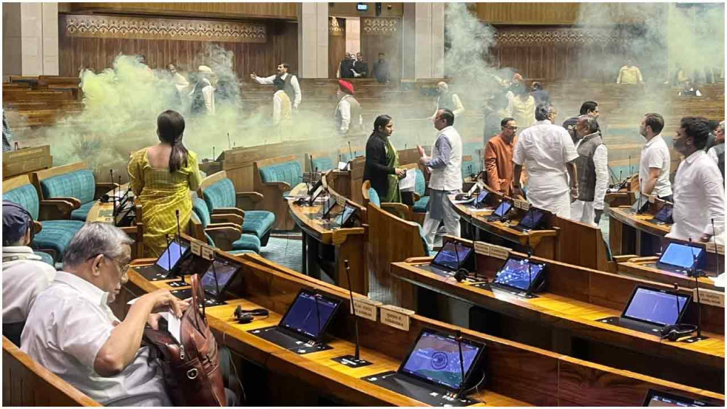 ভারতের সংসদে দুই যুবকের অতর্কিত হামলা, আতঙ্কে পালালেন এমপিরা