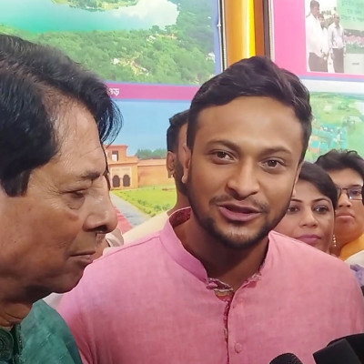 আচরণবিধি লঙ্ঘনের দায়ে সাকিব আল হাসানকে সতর্ক করল ইসি