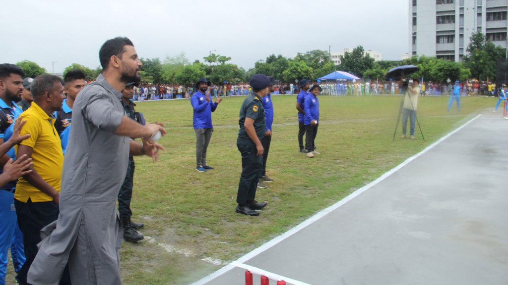 প্রিজন্স কাপ শুরু, বন্দিদের সঙ্গে খেললেন মাশরাফি