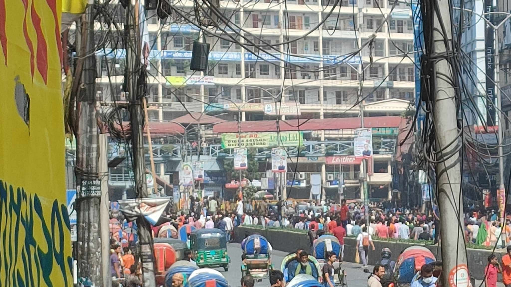 শ্রমিক আন্দোলনে উত্তাল মিরপুর, বন্ধ যান চলাচল