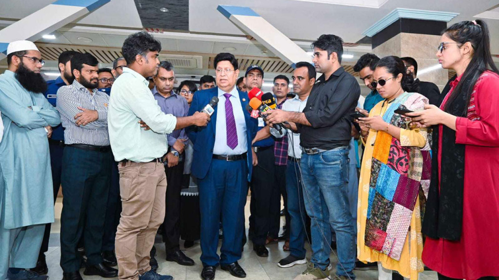 বাইডেনের ‘উপদেষ্টা’ পরিচয় দেওয়া ব্যক্তিকে গ্রেপ্তার করা উচিত