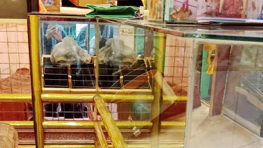 ডিবি পুলিশ পরিচয়ে জুয়েলার্স থেকে ৩০ ভরি সোনা চুরি