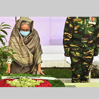 বনানী কবরস্থানে আপনজনদের প্রতি শ্রদ্ধা প্রধানমন্ত্রীর