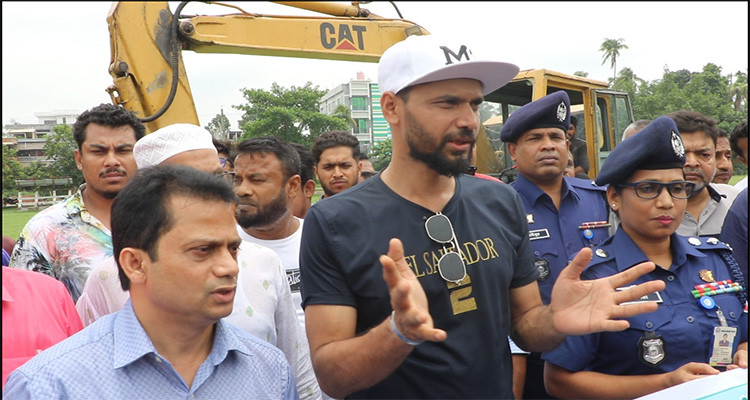 ছোটবেলার সেই খেলার মাঠ সংস্কারের কাজ উদ্বোধন করলেন মাশরাফী