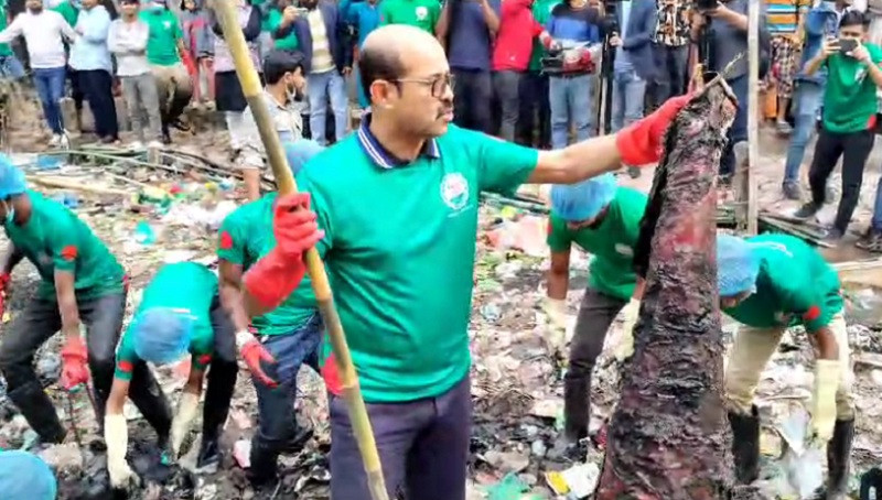 স্বেচ্ছাসেবীদের সঙ্গে প্যারিস খাল পরিষ্কারে নেমেছেন মেয়র আতিক