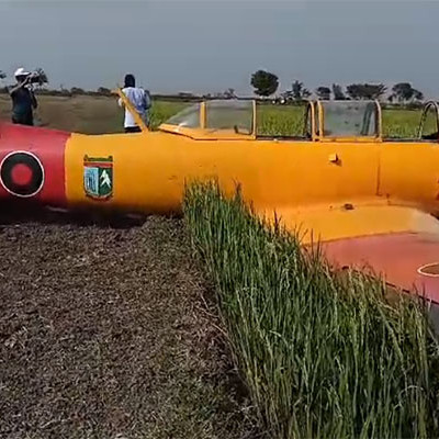 মহড়ারত অবস্থায় নড়াইলের মাটিতে বিমান দূর্ঘটনা, পাইলটরা অক্ষত!
