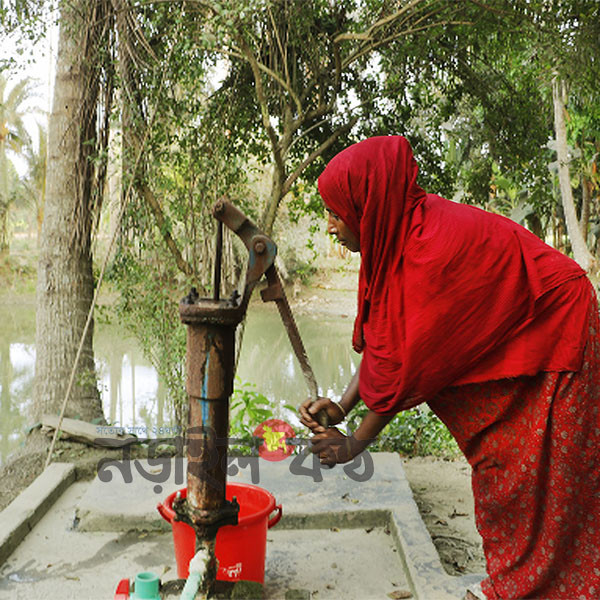 টিউবওয়েলে পানি উঠছে না,  নড়াইলে ১টি গ্রামে ৬৫ পরিবার চরম সংকটে!