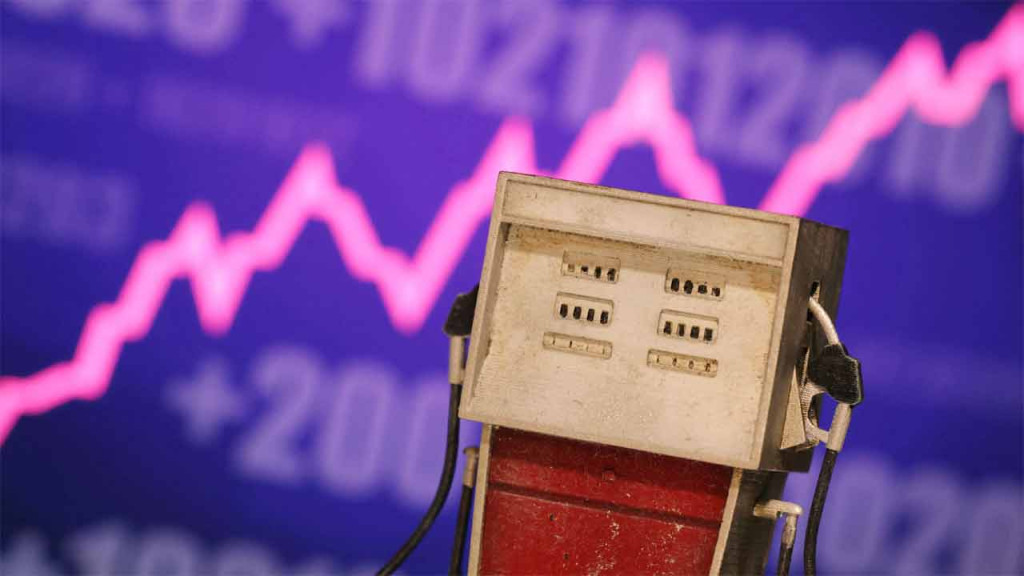 ইসরায়েলে ইরানের হামলার ধাক্কায় তেলের বাজারে মন্দা