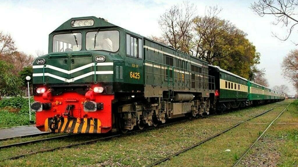 পাকিস্তানে ট্রেনে জিম্মি করে রাখা হয়েছে সেনা ও গোয়েন্দাদের