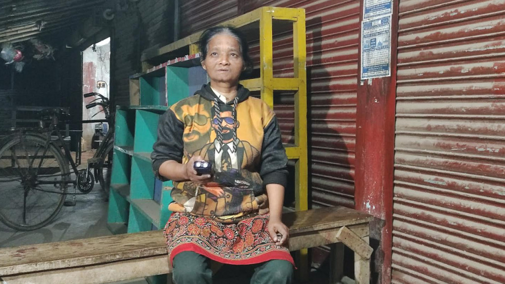 নৈশ প্রহরীর কাজ করেন পারুল বেগম