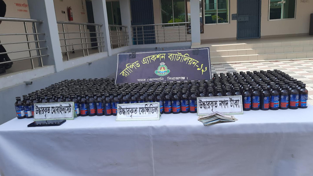 সাবেক এমপির গাড়ি থেকে ৪৪২ বোতল ফেন্সিডিল উদ্ধার