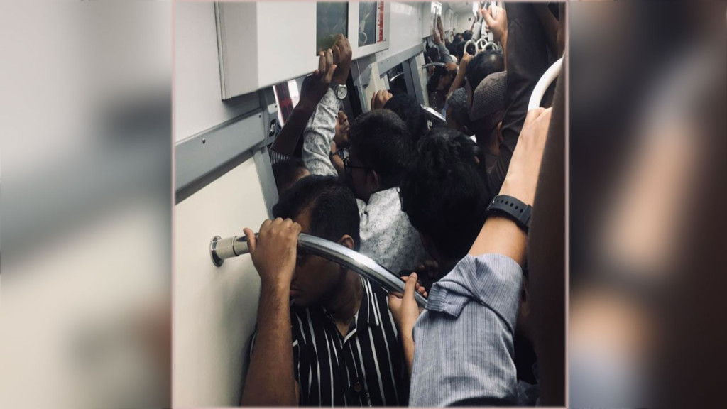 মেট্রোরেলে চড়ে ‘দরজা ঠাসা’ যাত্রী যাচ্ছে মতিঝিলে