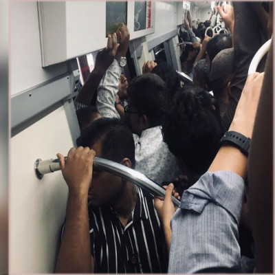 মেট্রোরেলে চড়ে ‘দরজা ঠাসা’ যাত্রী যাচ্ছে মতিঝিলে